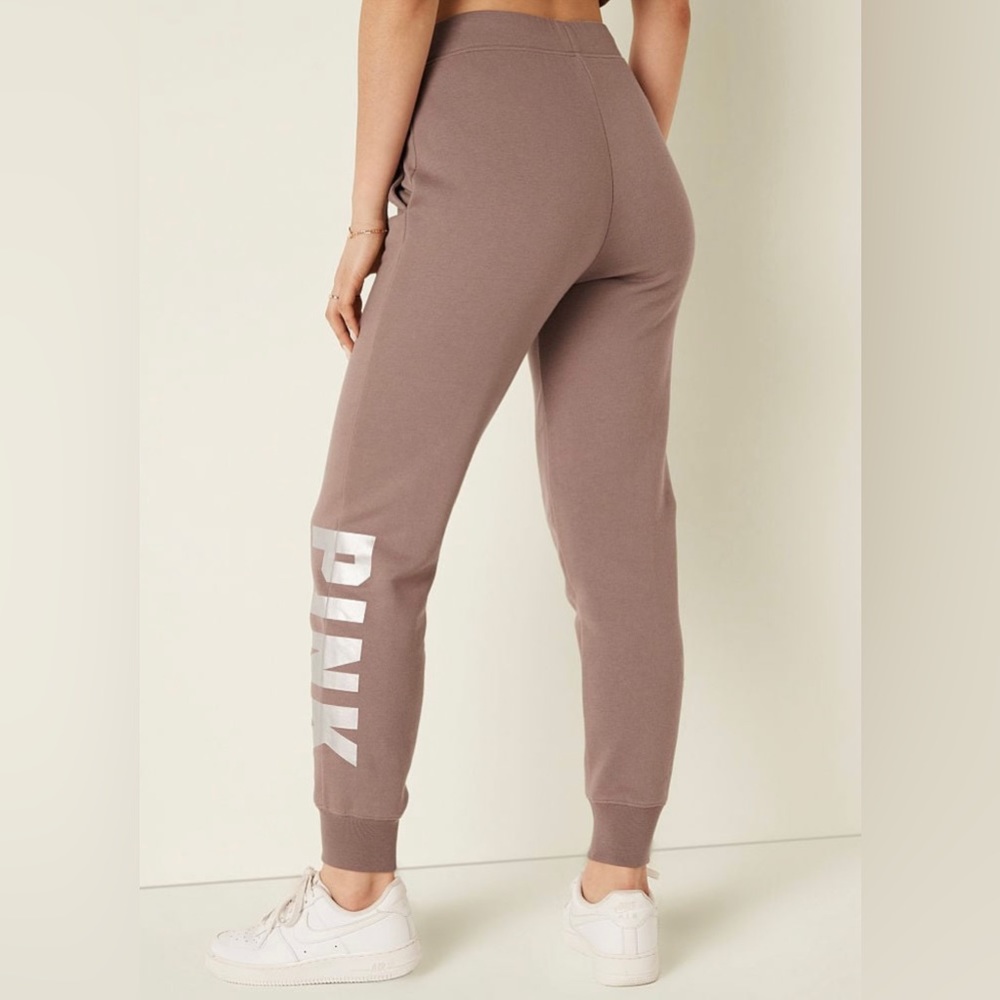 (L) PINK Victoria’s Secret
EVERYDAY LOUNGE RELAXED JOGGER